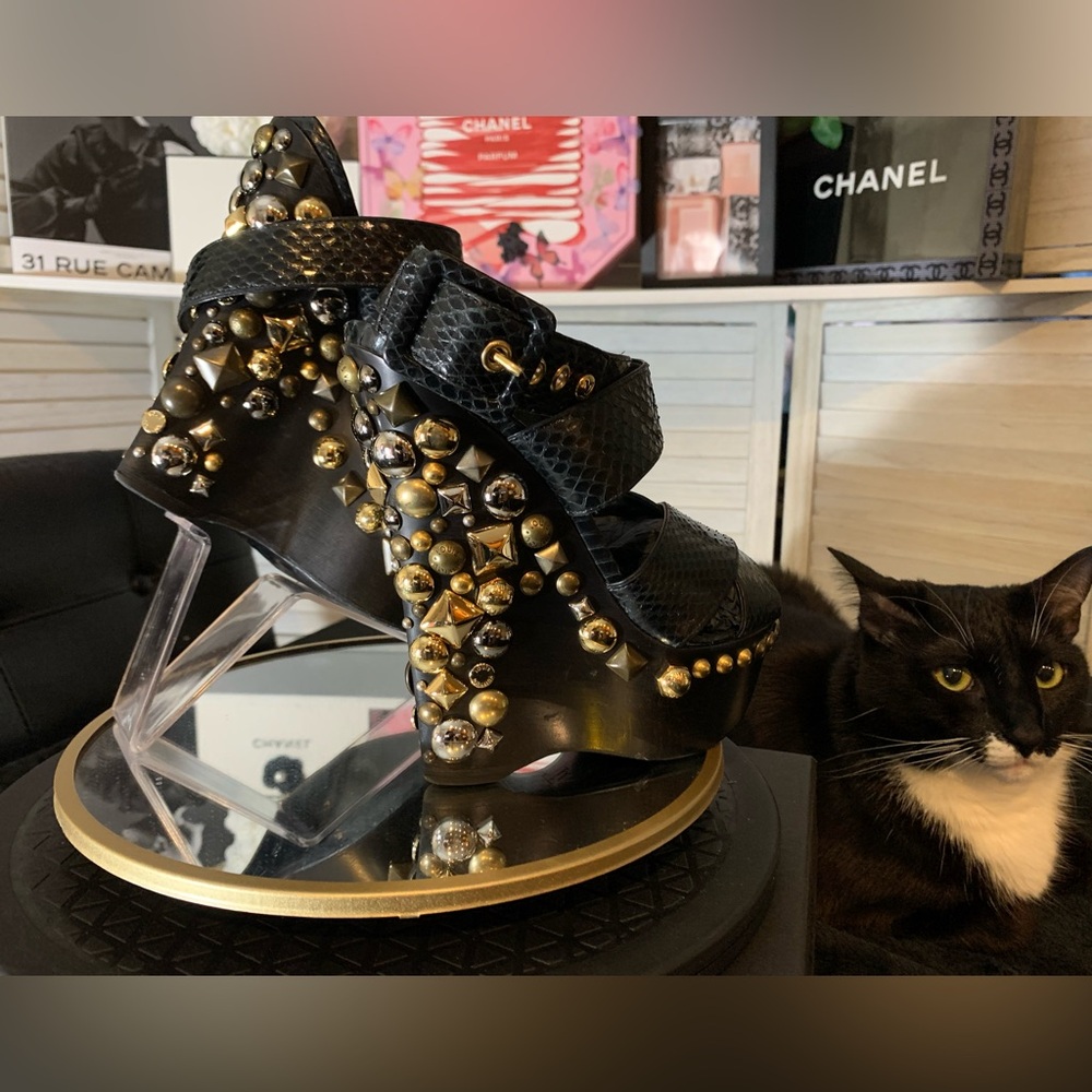 GUC💝Louis Vuitton studded sandals. - Picture 17 of 17
